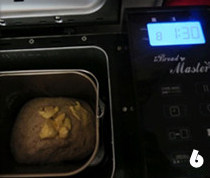 全麦桂花甜酒酿面包,再加入软化的<a style='color:red;display:inline-block;' href='/shicai/ 887'>黄油</a>，选程序然后选择8和面发酵的程序，(面包机显示时间为1：30分)和面20分钟后面包机停止揉面，（面包机显示时间为1：10分）一共前后两次揉面40分钟搅拌完成。进入发酵程序。发酵时间自己控制，不一定非要1小时，用手压面团，指印不回弹就行