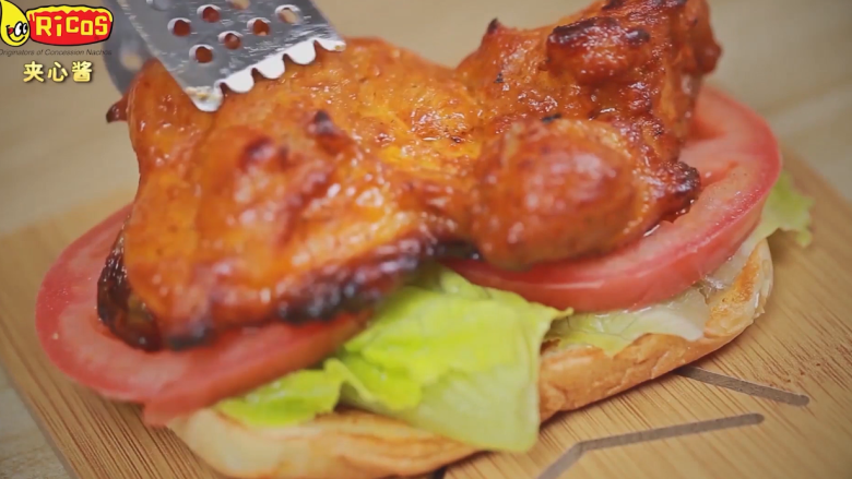 芝士家常做法大全【芝士鸡肉汉堡】,放入刚煎好的鸡扒。