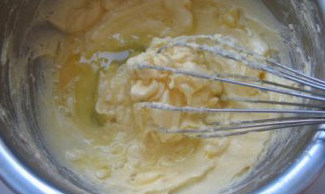 栗之烧 ,分次加入全蛋液，每一次都要与黄油混合后再加入下一次