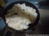 板栗鲜贝饭,把剩米饭倒入平底锅加热