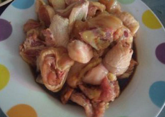 板栗焖鸡,鸡块用酱油和料酒腌制30分钟左右