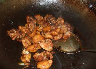 板栗焖鸡,把鸡块炒至表面金黄，水分将干