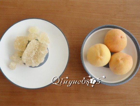 自制纯天然黄桃罐头#有个故事#,准备黄桃和冰糖
