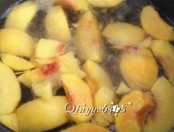 自制纯天然黄桃罐头#有个故事#,煮大约十分钟左右即可。