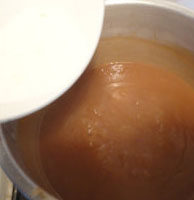 桂花山楂糕,把淀粉用水和开，加入糊中，不断搅拌