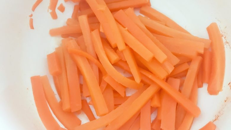 宝宝辅食：胡萝卜脆脆条,一直煮到水分干掉，期间要经常回来用勺子搅拌下，防止底下的胡萝卜粘在小汤锅上哈，大概20多分钟的样子。
》时间只能作为参考哈，大家要根据自己的火力和胡萝卜的多少来调整，水分比较容易煮干的，所以要经常回来看看，不要煮糊锅了哈。