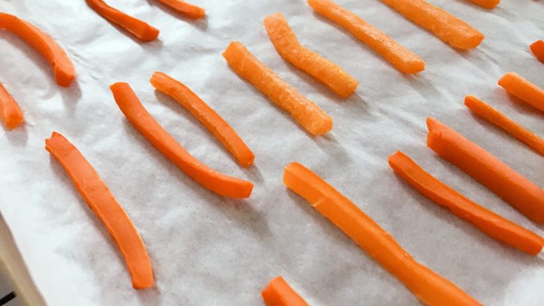 宝宝辅食：胡萝卜脆脆条,烤到30分钟的时候，取出，此时胡萝卜条已经很软，翻面。
》此时不需要关掉烤箱。