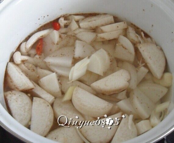 白萝卜菌汤#有个故事#,放入白玉菇、白萝卜和杏鲍菇