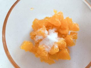 宝宝辅食：橘子酪&橘酪圆子,把细砂糖倒入橘子肉中，腌制10-15分钟，让橘子肉充分吸收糖分哈。