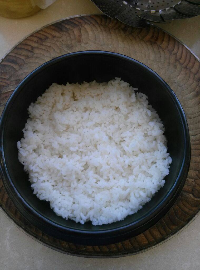 石锅拌饭,在锅里涂一层香油，铺上米饭
