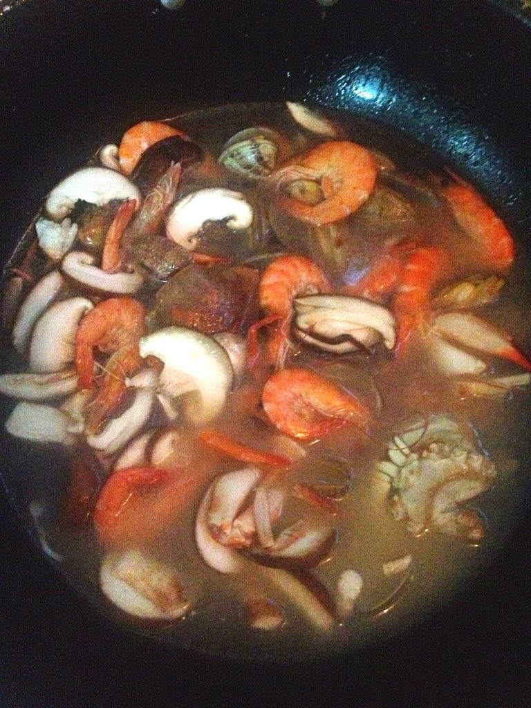 海鲜长寿面,待虾蟹变红加入清水煮10分钟！