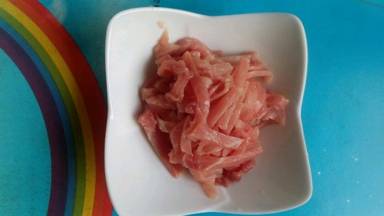 蒜台炒肉丝,1. 肉洗净切成肉丝，用水淀粉码好备用。