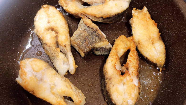 红烧草鱼块,锅中倒入油，放入鱼块煎至两面金黄，捞出待用。