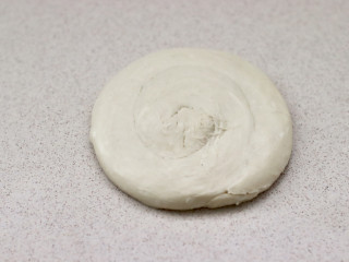 手抓饼版肉夹馍,用手按压成薄面饼。