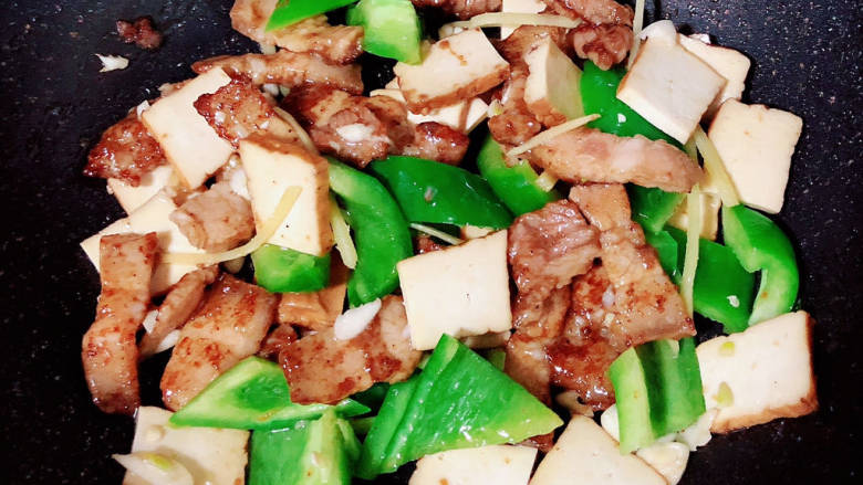 辣椒豆腐干小炒肉,加入豆腐干、青椒翻炒均匀。