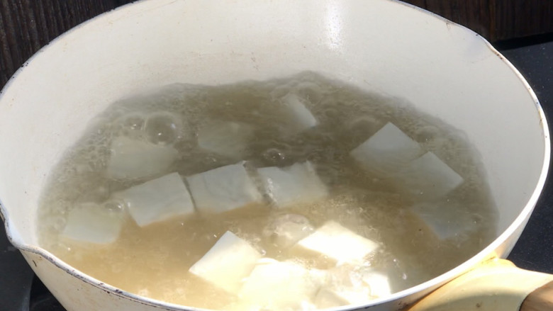 豆腐萝卜苗汤,大火煮沸，继续煮3分钟