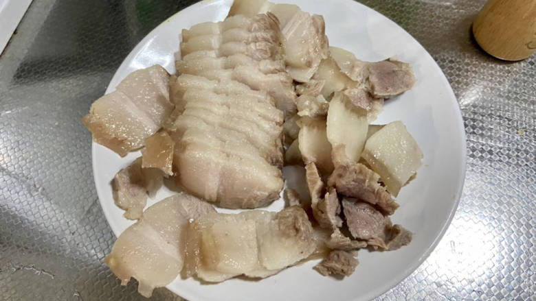蒜苔五花肉➕蒜苔回锅肉,五花肉放到不烫手，切两毫米左右的片