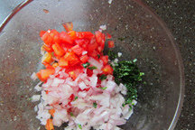 酱油莎莎佐芦笋土豆沙拉,西红柿切小丁、洋葱切小丁、罗勒叶切碎，一起放进小碗