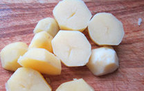 酱油莎莎佐芦笋土豆沙拉,土豆煮至8成熟，放凉，去皮，切成厚片