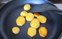 酱油莎莎佐芦笋土豆沙拉,锅中加入少许橄榄油（分量外），将土豆片煎至两面金黄