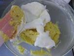 蜂蜜千层蛋糕,将1\3的蛋白糊加入蛋黄糊里，从下到上搅匀