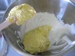 蜂蜜千层蛋糕,第五步完成的成果倒入剩下的蛋白糊里，从下到上搅匀