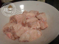 左宗棠鸡翅,加入淀粉和1小勺盐腌制30分钟