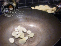 左宗棠鸡翅,起油锅下姜蒜片和煸炒出香