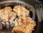 日式照烧鸡腿饭,倒入所有调料大火煮开后，转小火盖上锅盖焖