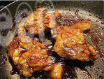 日式照烧鸡腿饭,收至剩少量汁即可起锅，装盘即可。
