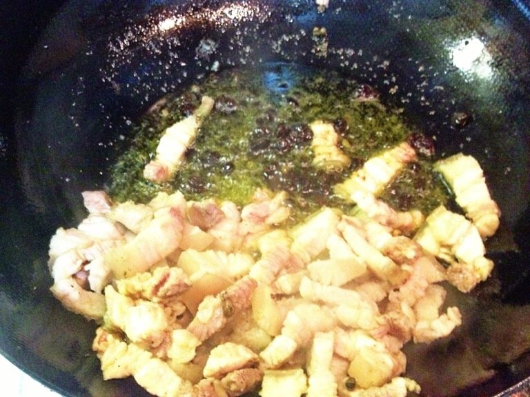 干煸花菜,锅中放油适量，加入五花肉煸炒出油，加入豆豉一起煸炒出香味