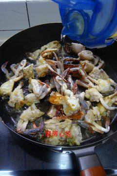 五味煎蟹,慢慢煎制，不断翻面，可以边煎制边倒油，直到煎黄
