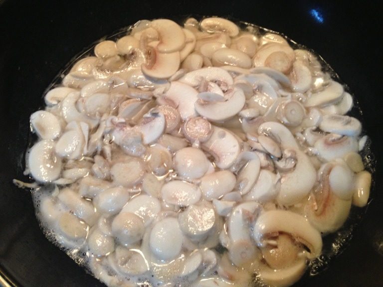蚝油口蘑炒肉片,用沸水焯一下。如果用罐头口蘑会有股发酸的呛味，焯的时候可以用淘米水加一勺盐去掉。我用的是鲜口蘑，焯一下就行
