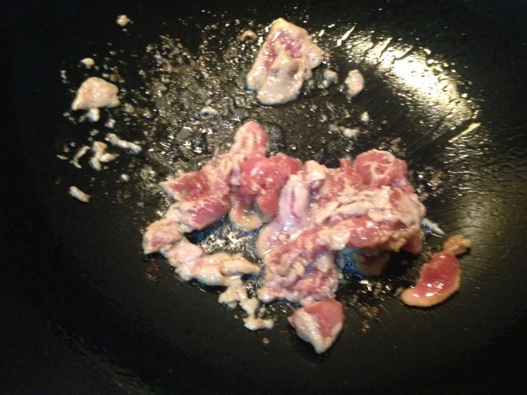 蚝油口蘑炒肉片,热锅放油热至八分，将腌好的肉片炒至断生，盛出备用