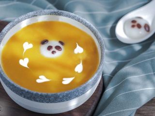  熊猫汤圆,煮好后，再倒入一点淡奶油搅开，味道会更加浓郁。我试着做了个拉花，还不赖～