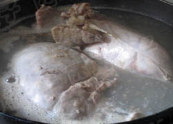 卤煮火烧,再将猪肺煮至10分钟。边煮边撇出血沫
