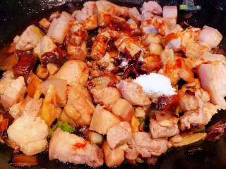 香菇卤肉饭,放入调味料花椒、八角、糖、一品鲜酱油、蚝油炒匀