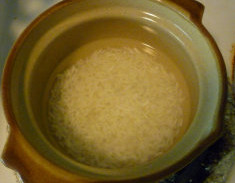 广式腊味煲仔饭,用水将米泡半个小时