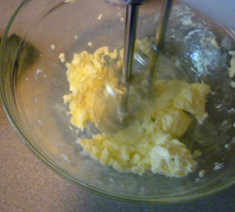 香浓栗子玛芬,软化的黄油+糖，打发至发白，体积略大