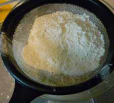 香浓栗子玛芬,加入牛奶，继而加入过筛的低粉和泡打粉混合物