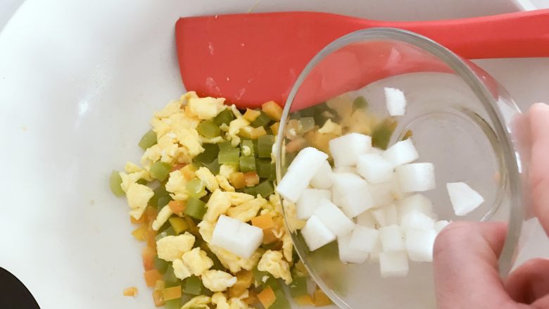 宝宝辅食：莴笋梨炒蛋—冬日小清新,加入之前准备好的鸡蛋，雪梨丁，中火翻炒2分钟左右。