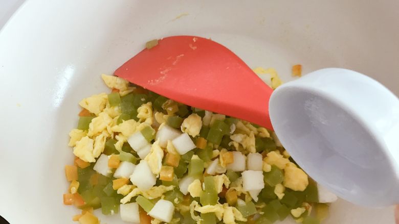 宝宝辅食：莴笋梨炒蛋—冬日小清新,加一点点盐调味，翻炒均匀，即可出锅。