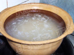 南瓜 山药二米粥,锅中放水烧开，加入大米和小米，再烧开