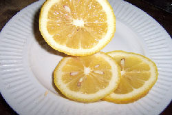 柠檬蜂蜜菊花茶,<a style='color:red;display:inline-block;' href='/shicai/ 595'>柠檬</a>用水打湿，表面抹上一层食盐，轻轻摩擦片刻，用水冲洗干净，再切成片
