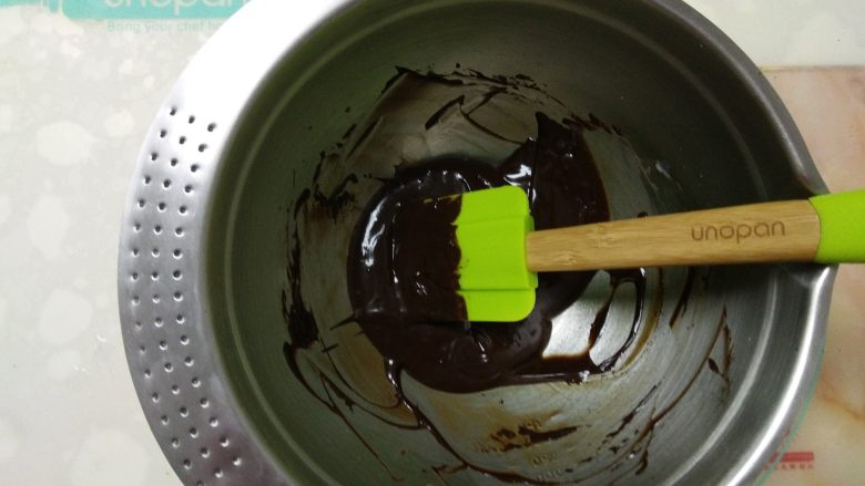 双色巧克力慕斯蛋糕,倒入切碎的黑巧克力中拌匀。
