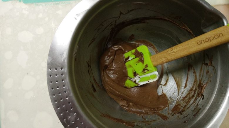 双色巧克力慕斯蛋糕,取些打发好的淡奶油到黑巧克力酱中拌匀。