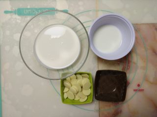 双色巧克力慕斯蛋糕,准备好白巧克慕斯层的原料。