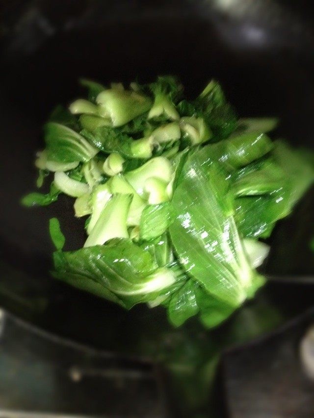 清炒青菜, 步骤3的菜炒至7分熟时，倒入菜的另一个部位，然后依个人口味加盐，继续爆炒。