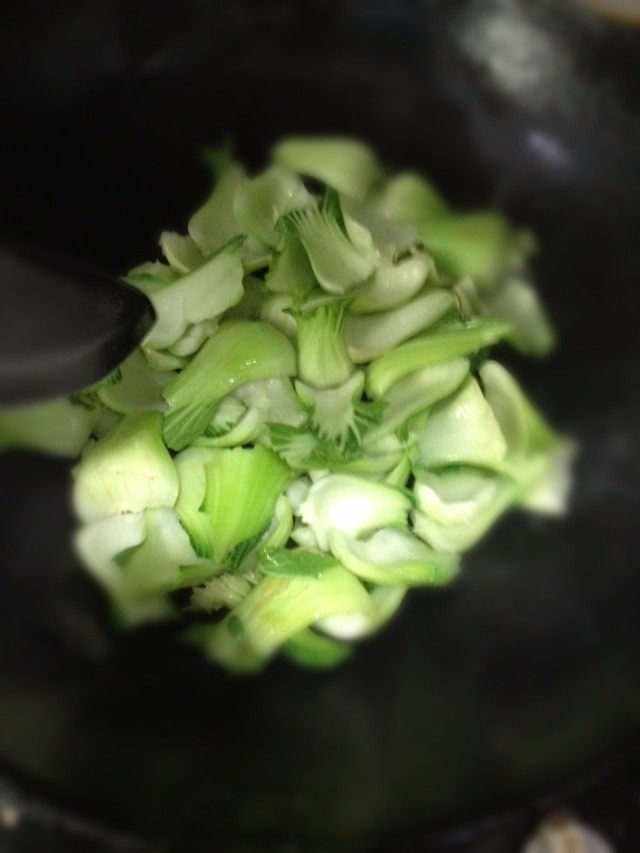 清炒青菜,锅内放油，大火，油热后，倒入青菜比较硬的部位（是茎吗），爆炒。