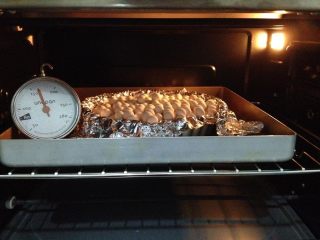 巧克力布朗尼派,取出冷冻的派皮，垫上锡纸或油纸（压上重石），中层180度烤20分钟左右